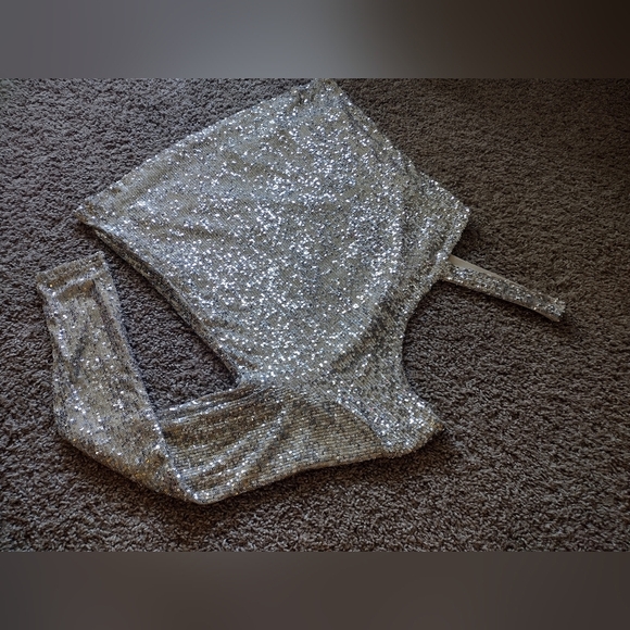 Cable & Gauge Glittering Sequin One Sleeve Top NWT - Picture 2 of 10